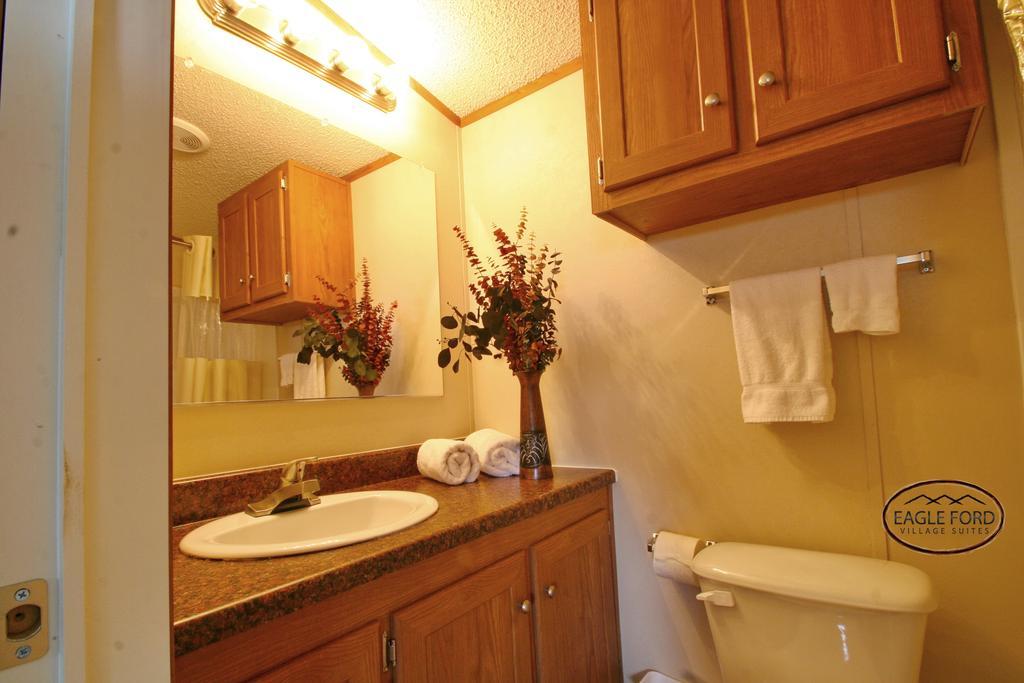 Eagle Ford Village Suites Dilley Room photo